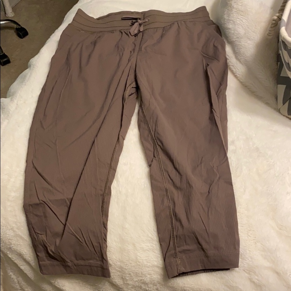 Lululemon size 6 cropped pants